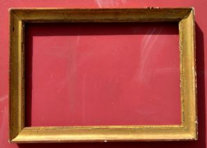 cornice in legno dorato sagoma a guscia con intaglio interno a fogliette fine XVIII° sec.cm.65 x 43